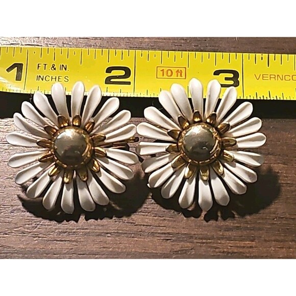 Vintage 1960s Mod Daisy Flower Clip Earrings White Soft Plastic Sarah Cov Style - Picture 1 of 6